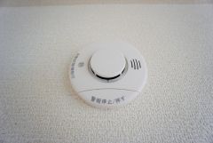 同仕様写真。火災発生をいち早く知らせてくれる火災報知器は標準装備です。
