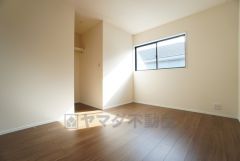 2階6帖洋室。木の温もりがやさしいフローリングとシンプルなクロスです＾＾