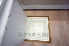 キッチンに床下収納があります。長期保存ができるもの、調理器具、防災グッズを入れておくのもいいですね。