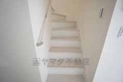 小さなお子様やご高齢の方にも配慮された手摺り付き階段です。