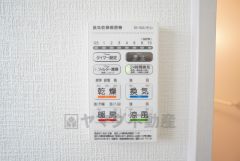 浴室暖房乾燥機には、暖房、乾燥、涼風、換気の4つの機能が付いています。タイマー付きです。換気・雨の日の洗濯も安心です＾＾