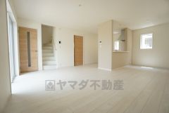 大きな掃き出し窓のあるリビングは、陽光あふれる明るい空間です。ゆったりと寛げる憩いの場となりそうです。