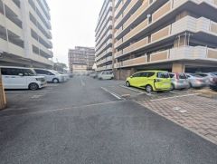 敷地内駐車場。 空無/月額5，500～9，000円 最新の空き状況はお問い合わせ下さい＾＾