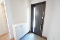 たっぷり収納できるシューズボックスです。家族全員の靴がきれいに整頓できます。棚の上にお花や写真を飾っても良いですね。