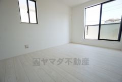 バルコニーに面した約6.7帖の洋室。