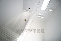 1日の疲れを癒すくつろぎのバスルーム。足を伸ばしてもゆったりと入れるサイズです。お子様と一緒にお風呂に入っても狭くないですね＾＾