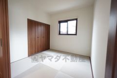 リビング隣には、ホッとできる和室4.5帖を用意。客間としてはもちろん、お子様のお昼寝スペースや書斎としても活躍してくれそうです＾＾ 