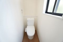 温水洗浄機付トイレです。節水機能もあるので、安心して使えますね。もちろん、1階2階の2ヶ所にトイレがあるので、忙しい朝にもゆとりができますね。