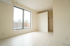 主寝室としてお使いいただけそうなこちらのお部屋は、日当たりが良く、爽やかな風を感じて起きる朝は、快適生活の始まりに。