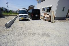 駐車スペースはゆとりある2台分を確保。マイカー用に、お客さま用に、余裕を持ってご利用いただけます。