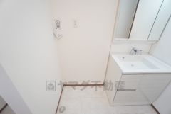 ランドリースペース上部には窓も付いており換気に便利です＾＾