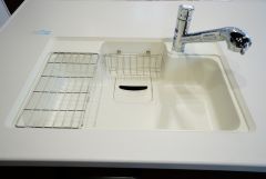 同仕様写真。広々とした凸型シンクに洗剤ポケットを標準装備。大きなお鍋など洗いやすいです。