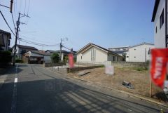 前面道路は南西側約5.7ｍの公道に面しています。