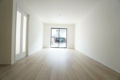 大きな掃き出し窓のあるリビングは、陽光あふれる明るい空間です。ゆったりと寛げる憩いの場となりそうです。