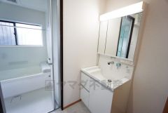 三面鏡裏収納付き洗面化粧台です＾＾ 歯磨きセットやスキンケア用品などの収納に便利ですね＾＾