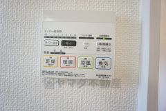 浴室暖房乾燥機には、暖房、乾燥、涼風、換気の4つの機能が付いています。タイマー付きです。