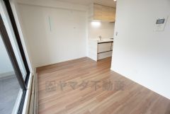 窓から光が差し込む明るいダイニングです＾＾