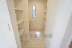 キッチンの横にはパントリー。キッチン、可動式収納棚・カウンターが横並びで、動線がスムーズ＾＾