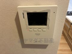 防犯はもちろん、セールスマン対策にもなるモニター付きインターホンです。 来訪者の顔が見えるので安心ですね＾＾