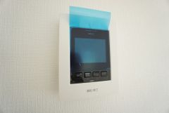 防犯はもちろん、セールスマン対策にもなるモニター付きインターホンです。お子さん1人での留守番時にも活躍しそうです。