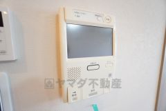 防犯はもちろん、セールスマン対策にもなるモニター付きインターホンです。お子さん1人での留守番時にも活躍しそうです。