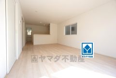 18帖。家族が集まる開放的なリビング。思い思いの時間を過ごしたり食事をしたり、素敵な団らんの場になりますね。