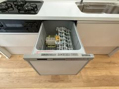 炊事時間を大幅に短縮できる食器洗浄乾燥機付き＾＾食器を洗う手間が減るので家族とのコミュニケーションの時間や自分の時間が増えますね。
