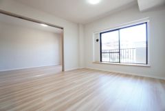 大きな窓のあるリビングは、陽光あふれる明るい空間です。居心地良く、ご家族皆がゆったり寛げる憩いの空間となりそうです。