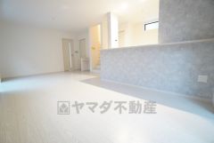 おしゃれなキッチンを中心とした開放的なリビング。 玄関へも2階へも、必ずリビングを通る動線になっているので顔を合わせる機会が増え家族団らんの間取りに＾＾ 