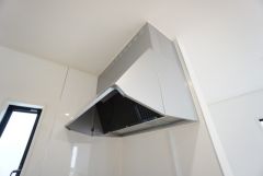 コンロ上には換気扇完備＾＾すぐ横に小窓が設けられているので、換気扇と合わせてWで換気できます＾＾