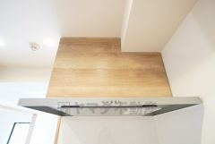 コンロ上には換気扇完備＾＾調理時の蒸気や匂いが換気扇に誘導され、効率的に排煙ができます＾＾