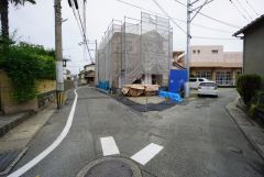 角地なので、開放感が得られます。 また、日差しが入りやすく、家の奥まで明るくなるのが嬉しいポイントです。