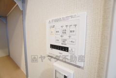 浴室暖房乾燥機には、暖房、乾燥、涼風、換気の4つの機能が付いています。タイマー付きです。換気・雨の日の洗濯も安心です＾＾