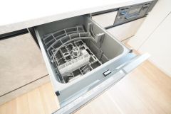 炊事時間を大幅に短縮できる食器洗浄乾燥機付き＾＾食器を洗う手間が減るので家族とのコミュニケーションの時間や自分の時間が増えますね。