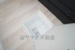 キッチンに床下収納があります。長期保存ができるもの、調理器具、防災グッズを入れておくのもいいですね。