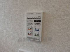 浴室暖房乾燥機には、暖房、乾燥、涼風、換気の4つの機能が付いています。タイマー付きです。