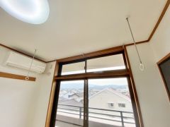 窓際に室内物干し付き＾＾ 室内物干しは、雨の日や花粉の季節でも気にせず洗濯物が干せるので嬉しいですね＾＾ 