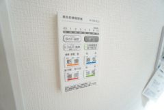 雨の日の洗濯も安心できる浴室暖房乾燥機付き浴室。リモコンで操作もボタン1つで簡単。
