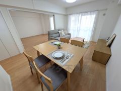 大きな掃き出し窓のあるリビングは、陽光あふれる明るい空間です。ゆったりと寛げる憩いの場となりそうです。