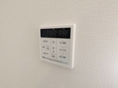 おいだき機能つきなのでお風呂に入る時間が異なるご家庭には嬉しいですね。ボタン一つで快適で便利な生活が＾＾