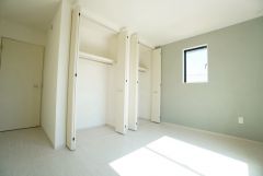 収納量たっぷりのクローゼット。ハンガーパイプ付で散らかりがちな洋服類もきれいに整理できます。使用頻度が少ないものは枕棚の上に、足元には3段ボックスを置いて、フル活用できるクローゼットです。