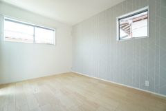 主寝室としてお使いいただけそうなこちらのお部屋は、日当たりが良く、爽やかな風を感じて起きる朝は、快適生活の始まりに。