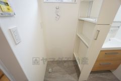 ランドリースペース上部には窓も付いており換気に便利です＾＾