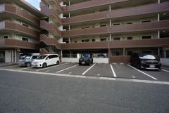 敷地内に駐車場あり。 月額（9，000～11，000円）