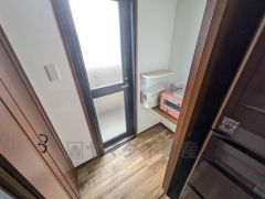 キッチン横にはパントリー＆収納棚が設けられています＾＾西側バルコニーにもつながっています。家庭ごみの仮置きに重宝しそうですね＾＾ 