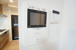 防犯はもちろん、セールスマン対策にもなるモニター付きインターホンです。 来訪者の顔が見えるので安心ですね＾＾