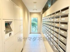 宅配ボックス付き。お仕事中や外出中などの不在時にも荷物が受け取れるのはとっても便利ですね＾＾セキュリティ面でも安心です＾＾ 