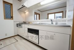 カウンターキッチンなので、ご家族と会話をしながら楽しくお料理ができます＾＾