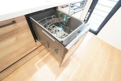 食事の後の手間を解消する食器洗い乾燥機付。冬場の洗い物で手荒れの悩みもなくなります。手洗いよりも節約できて便利。