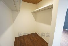 2階全居室にハンガーパイプ付きのウォークインクローゼットが設けられています。たっぷり収納できるので衣替えの心配もいりませんね＾＾